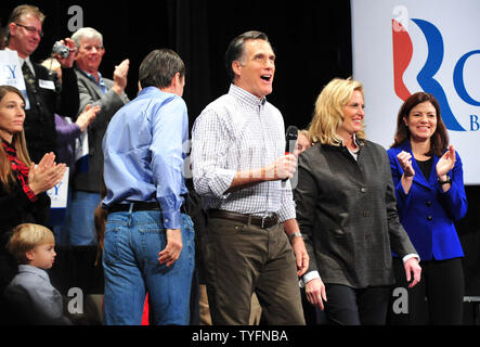 Der republikanische Präsidentschaftskandidat Mitt Romney und seine Frau Ann nehmen an der Kundgebung auf dem Rochester Opera House in Rochester, New Hampshire am 8. Januar 2012. UPI/Kevin Dietsch Stockfoto