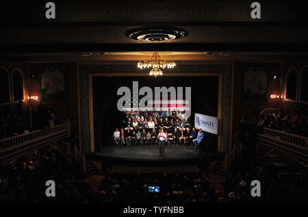 Der republikanische Präsidentschaftskandidat Mitt Romney spricht auf der Kundgebung auf dem Rochester Opera House in Rochester, New Hampshire am 8. Januar 2012. Romney war auf der Bühne von ehemaligen reg. Tim Pawlenty (R-MN). UPI/Kevin Dietsch Stockfoto