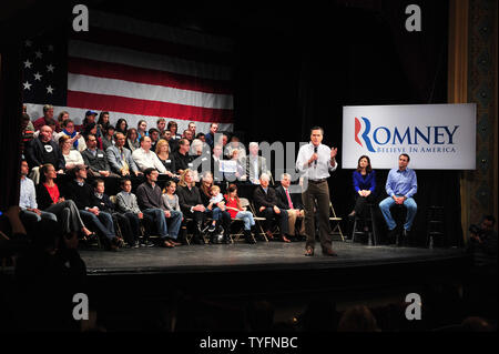 Der republikanische Präsidentschaftskandidat Mitt Romney spricht auf der Kundgebung auf dem Rochester Opera House in Rochester, New Hampshire am 8. Januar 2012. Romney war auf der Bühne von ehemaligen reg. Tim Pawlenty (R-MN). UPI/Kevin Dietsch Stockfoto