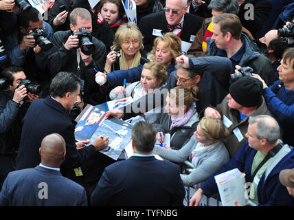 Der republikanische Präsidentschaftskandidat Autogramme nach einer Kundgebung an der Rochester Opera House in Rochester, New Hampshire am 8. Januar 2012. Romney war auf der Bühne von ehemaligen reg. Tim Pawlenty (R-MN). UPI/Kevin Dietsch Stockfoto