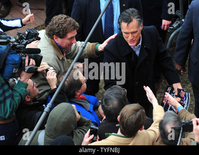 Der republikanische Präsidentschaftskandidat grüßt Anhänger nach einer Kundgebung an der Rochester Opera House in Rochester, New Hampshire am 8. Januar 2012. Romney war auf der Bühne von ehemaligen reg. Tim Pawlenty (R-MN). UPI/Kevin Dietsch Stockfoto