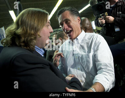 Der republikanische Präsidentschaftskandidat Mitt Romney grüßt Anhänger nach dem Gespräch an Gilchrist Metall Konfektionieren in Hudson, New Hampshire am 9. Januar 2012. UPI/Kevin Dietsch Stockfoto