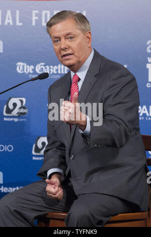 Der republikanische Präsidentschaftskandidat Senator Lindsey Graham (R-NC) antwortet auf eine Frage während der Wähler erste Forum in St. Anselm College in Manchester, New Hampshire am 3. August 2015. 14 republikanischen Präsidentschaftskandidaten, ohne Donald Trump, im Forum, das die Präsidentendebatte Zeitplan für die Präsidentschaftswahlen 2016 trat teilgenommen. Foto von Matthew Healey/UPI Stockfoto