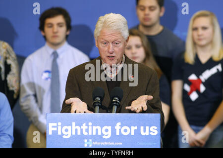 Der ehemalige Präsident der Vereinigten Staaten Bill Clinton, Adressen der Gast während einer Rede auf einer Kundgebung für seine Frau und seine Demokratische Präsidentschaftskandidat, Hillary Clinton, in Nashua Community College in Nashua, New Hampshire am 4. Januar 2016. Foto von Matthew Healey/UPI Stockfoto