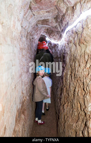 Mutter / Mama und Kinder Kinder in den unterirdischen Gängen und Tunneln von Exeter, interessante Tour für die ganze Familie dieser alten Schnitt und Abdeckung tunnel Netzwerk. Exeter. Großbritannien (109) Stockfoto