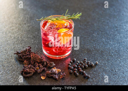 Wunderschöne Hibiskus kombucha Cocktail mit Gin und Wodka, mit Rosmarin Zweig eingerichtet. Stockfoto