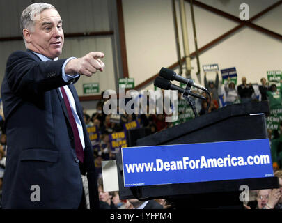 Ehemaligen Vermont reg. Howard Dean Adressen Unterstützer seiner Präsidentenkampagne nach an zweiter Stelle in der New Hampshire Primary 27. Januar 2004. Die Rallye war an der Universität von Southern New Hampshire. (UPI Foto/Steven Frischling) Stockfoto