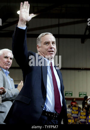 Ehemaligen Vermont reg. Howard Dean Adressen Unterstützer seiner Präsidentenkampagne nach an zweiter Stelle in der New Hampshire Primary 27. Januar 2004. Die Rallye war an der Universität von Southern New Hampshire. (UPI Foto/Steven Frischling) Stockfoto