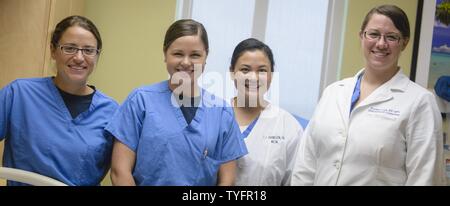 Von links, Lt Jessica Dalrymple, Lt Suzanne Papadakos, Lt Christine Johnson, Krankenschwestern mit US Naval Hospital Guam (USNH Guam) und Lt.Cmdr. Liebe, Rozalyn USNH Guam angestellten Arzt, folgenden postpartale Blutung (PPH) Ausbildung an der USNH Guam Mutter Baby Einheit darstellen. Das Training, das war zwei Monate zu früh an USNH Guam gerollt, ist Teil einer militärischen Gesundheit System Review der postpartalen Blutungen. Die angestellten Ärzte, Krankenschwestern und Corpsmen in Arbeit und Lieferung bei USNH Guam beteiligt werden an PPH Übungen und Schulungen alle drei Monate. Stockfoto