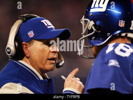 New York Giants Head Coach Tom Coughlin spricht mit Jeff Feagles am Rande in Woche 15 im Giants Stadium in East Rutherford, New Jersey am 17. Dezember 2005. Die New York Giants besiegten die Kansas City Chiefs 27-17. (UPI Foto/John angelillo) Stockfoto