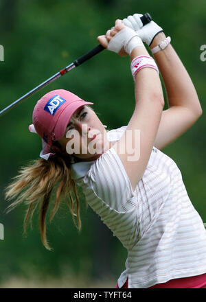 Paula Creamer Uhren ihr T-Stück, das in der 4. Bohrung in ihrem dritten Platz Spiel gegen Lorena Ochoa bei der HSBC World Match Play Frauen Meisterschaften bei Hamilton Bauernhof Golf Club in Gladstone, NJ am 9. Juli 2006. (UPI Foto/John angelillo) Stockfoto