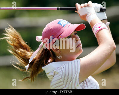 Paula Creamer Uhren ihr T-Stück, das in der 3. Bohrung in ihrem dritten Platz Spiel gegen Lorena Ochoa bei der HSBC World Match Play Frauen Meisterschaften bei Hamilton Bauernhof Golf Club in Gladstone, NJ am 9. Juli 2006. (UPI Foto/John angelillo) Stockfoto