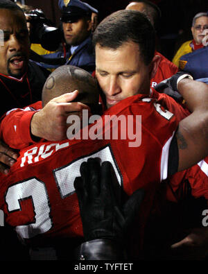 Rutgers Head Coach Greg Schiano Umarmungen runningback Ray Reis nach dem Spiel am Rutgers Stadium im Osten Piscataway, New Jersey am 9. November 2006. Der ungeschlagene Rutgers Scarlet Knights besiegten die Louisville Kardinäle 28-25. (UPI Foto/John angelillo) Stockfoto