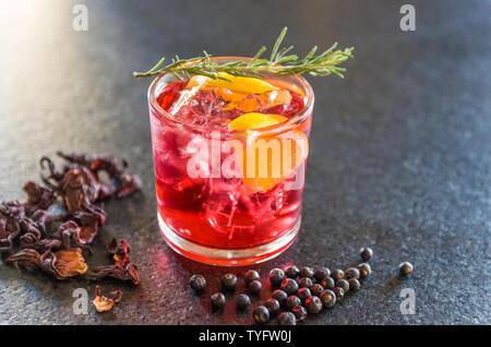 Wunderschöne Hibiskus kombucha Cocktail mit Gin und Wodka, mit Rosmarin Zweig eingerichtet. Stockfoto