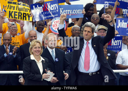 Louisiana demokratische Senator Mary Landrieu und ihr Bruder Louisiana Lieutenant Governor Mitchell J. Landrieu Präsidentschaftskandidaten Senator John Kerry an der Kundgebung in New Orleans vom 5. März 2004 einführen. (UPI Foto/A.J. Sisco) Stockfoto