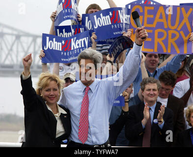 Louisiana demokratische Senator Mary Landrieu und Präsidentschaftskandidaten Senator John Kerry an der Kundgebung in New Orleans März 5, 2004. (UPI Foto/A.J. Sisco) Stockfoto