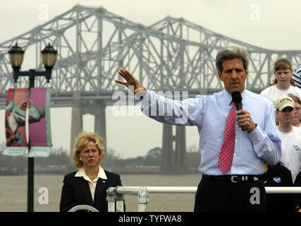 Louisiana demokratische Senator Mary Landrieu, Links, hört sich die Präsidentschaftskandidaten Senator John Kerry an der Kundgebung am Ufer des Mississippi River in New Orleans März 5, 2004. (UPI Foto/A.J. Sisco) Stockfoto