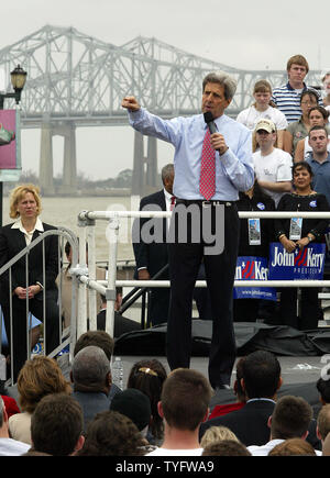 Louisiana demokratische Senator Mary Landrieu, Links, hört sich die Präsidentschaftskandidaten Senator John Kerry an der Kundgebung am Ufer des Mississippi River in New Orleans März 5, 2004. (UPI Foto/A.J. Sisco) Stockfoto