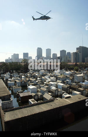 Ein Hubschrauber kreisen in der Nähe von überfluteten St. Louis Friedhof Nr. 2, von der Interstate 10 Überführung in die Skyline von New Orleans auf der Suche gesehen, an Sept. 7, 2005. Die meisten der Deich bricht, gepatcht und Beamte haben begonnen das Pumpen von Wasser aus der Stadt. (UPI Foto/A.J. Sisco) Stockfoto