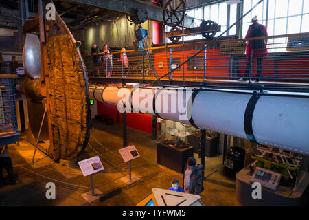 Die SS Great Britains Weißer Main Yard (das wäre von der Mast des Schiffes wurden) in der Werft Museum an der Brunel SS Great Britain in Bristol gemalt. UK. Die Schiffe Holz- Ruder in der Ferne zu sehen ist. (109) Stockfoto