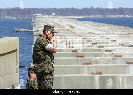 Ein U.S. Naval officer Umfragen Schäden an der Route 90 Brücke in Bay St. Louis, Frau, Sept. 10, 2005. Mehrere Brücken entlang der Golf-Küste wurden beschädigt oder während des Hurrikans Katrina destoryed. (UPI Foto/A.J. Sisco) Stockfoto