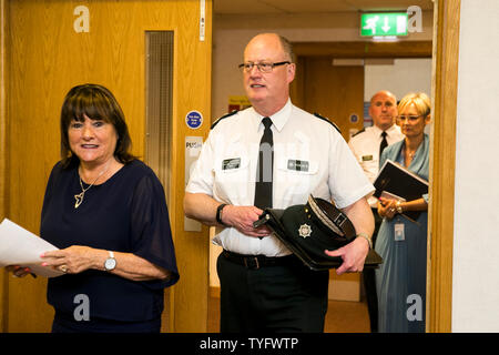 Anne Connolly, Vorstand Vorsitzende des Northern Ireland Policing Board mit ausgehenden PSNI Polizeichef Sir George Hamilton vor einer Sitzung des Policing Board in Belfast, die der Chief Constable letzte treffen werden. Stockfoto