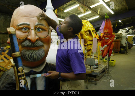 Nate Scott ein Mitarbeiter von Blaine Kern Mardi Gras World untersucht einige der vielen Skulpturen und schwebt im Lager Mardi Gras World, Sept. 18, 2005. Mardi Gras World, in Algier befindet, enthält ungefähr 95 Prozent der Schwimmer, dass die Herzen der Mardi Gras umfassen. Stadt offizielle hoffen, dass die Stadt in der Lage sein werden, halten Sie das jährliche Festival im Februar nächsten Jahres trotz der Zerstörungen durch den Hurrikan Katrina, der die Stadt am 29. August traf. (UPI Foto/A.J. Sisco) Stockfoto