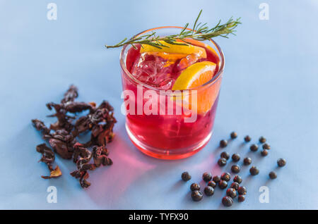 Wunderschöne Hibiskus kombucha Cocktail mit Gin und Wodka, mit Rosmarin Zweig eingerichtet. Stockfoto