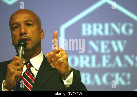 New Orleans Bürgermeister Ray Nagin spricht von einer Menge der Bürger 29. November 2005, über die Anstrengungen sein Büro ist, die Stadt in der Zeit nach dem Hurrikan Katrina, während ein Town Hall Meeting im Sheraton Hotel in Downtown New Orleans wieder aufzubauen. Während des Bürgermeisters einführenden Bemerkungen sagte er, dass das Französische Viertel und Central Business District jetzt kostenlos den drahtlosen Zugriff auf das Internet haben, und dass der Rest der Stadt würde im kommenden Jahr folgen. (UPI Foto/A.J. Sisco) Stockfoto