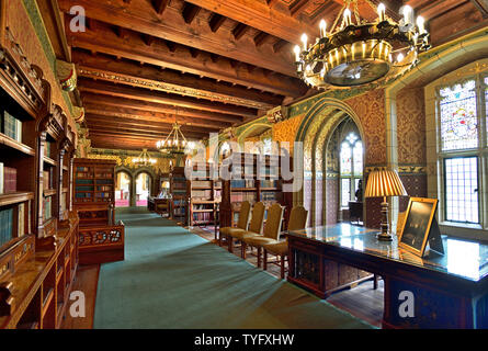 Panoramablick auf die Bibliothek von Cardiff Castle, Holz schnitzen Decke, Kronleuchter, Bücherschränke, Bücher, warmen Ton, Schuß im Juni 2019 Stockfoto
