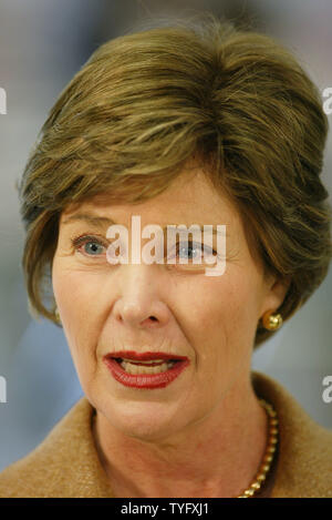 First Lady Laura Bush Gespräche mit den Medien bei einem Besuch in St. Bernard Unified School in Chalmette, Louisiana, 26. Januar 2006. Die Schule ist die Einzige in St. Bernard Parish zu öffnen Seit dem Hurrikan Katrina im vergangenen Jahr die Gegend verwüstet. (UPI Foto/A.J. Sisco) Stockfoto