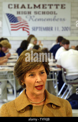 First Lady Laura Bush Gespräche mit den Medien bei einem Besuch in St. Bernard Unified School in Chalmette, Louisiana, 26. Januar 2006. Die Schule ist die Einzige in St. Bernard Parish zu öffnen Seit dem Hurrikan Katrina im vergangenen Jahr die Gegend verwüstet. (UPI Foto/A.J. Sisco) Stockfoto