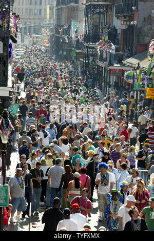 Nachtschwärmer fill Bourbon Street in New Orleans am Faschingsdienstag, 28. Februar 2006. Sechs Monate nach dem Hurrikan Katrina zerstört der Region, etwas kleiner, aber enthusiastischen Publikum erwies sich Fat Tuesday zu feiern. (UPI Foto/A.J. Sisco) Stockfoto