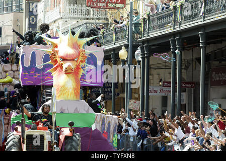 Die Zulu Parade bewegt sich der Canal Street in New Orleans am Faschingsdienstag, 28. Februar 2006. Sechs Monate nach dem Hurrikan Katrina zerstört der Region, etwas kleiner, aber enthusiastischen Publikum erwies sich für die jährliche Fat Tuesday Paraden. (UPI Foto/A.J. Sisco) Stockfoto