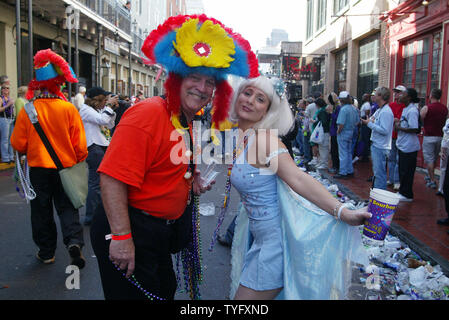 Ein paar Nachtschwärmer Pose auf der Bourbon Street in New Orleans am Faschingsdienstag, 28. Februar 2006. Sechs Monate nach dem Hurrikan Katrina zerstört der Region, etwas kleiner, aber enthusiastischen Publikum erwies sich Fat Tuesday zu feiern. (UPI Foto/A.J. Sisco) Stockfoto