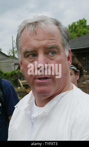 Democratic National Committee (DNC) Vorsitzender Howard Dean spricht mit Reportern, neben der Flut - beschädigte Home von Vince Cooper in der Lower Ninth Ward von New Orleans am 21. April 2006. Der DNC ist zu ihrer Frühjahrstagung in New Orleans als die Stadt für seine erste Bürgermeisterwahl seit dem Hurrikan Katrina bereitet. (UPI Foto/A.J. Sisco) Stockfoto