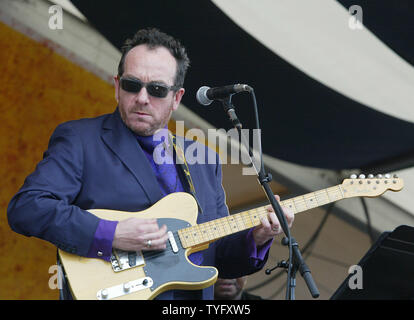 Elvis Costello führt während der 2006 New Orleans Jazz & Heritage Festival im New Orleans Messegelände zum 30. April 2006. Das Festival ist das erste große musikalische Ereignis in New-Orleans gehalten zu werden, seit Hurrikan Katrina die im vergangenen Jahr am Boden zerstört, so dass in weiten Teilen der Stadt noch unbewohnbar. (UPI Foto/A.J. Sisco) Stockfoto