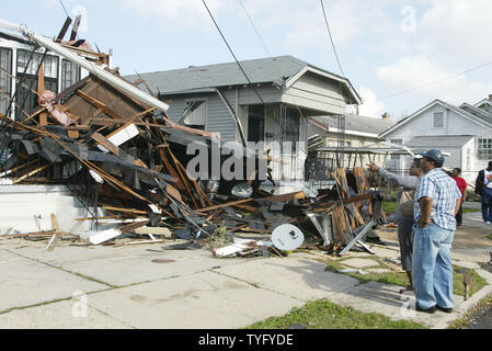 Bewohner Blick in einem zerstörten Haus in Uptown New Orleans nach einem Tornado durch die Gegend zerrissen Anfang Februar 13, 2007. Der Sturm beschädigte Hunderte von Wohnungen in einer Region, die immer versuchen, aus Hurrikan Katrina. (UPI Foto/A.J. wiederherstellen Sisco) Stockfoto