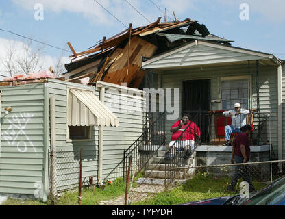 New Orleans Bewohner Edward Handwerk (L) und sein Vater, Mell, sitzen auf der Veranda ihres zerstörten Hauses nach einem Tornado durch die Gegend zerrissen Anfang Februar 13, 2007. Der Sturm beschädigte Hunderte von Wohnungen in einer Region, die immer versuchen, aus Hurrikan Katrina zu erholen. (UPI Foto/A.J. Sisco) Stockfoto