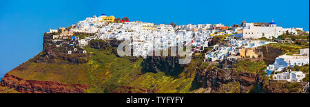 Breites panorama Banner der Insel Santorini, Griechenland. Stadt Dorf Imerovigli auf der Spitze des vulkanischen Felsen mit bunten Häusern Stockfoto