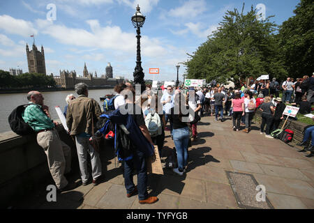 Klima Aktivisten versammeln sich auf der Albert Embankment, neben Lambeth Palace, wie sie ihren Weg von der Lobby des Parlaments über Maßnahmen zum Klimawandel und Umweltschutz in Parliament Square, Westminster, London zu machen. Stockfoto