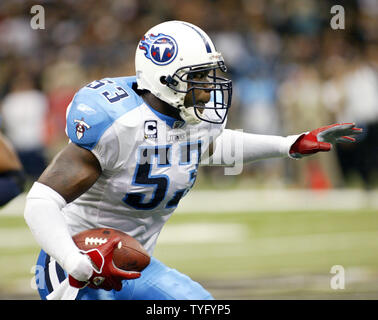 Tennessee Titans linebacker Keith Bulluck (53) Wählt aus einer Drew Brees Pass und gibt es für 35 Yards im vierten Quartal gegen die New Orleans Saints in den Louisiana Superdome in New Orleans am 24. September 2007. (UPI Foto/A.J. Sisco) Stockfoto