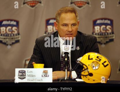 LSU Head Coach Les Meilen an einem BCS Meisterschaft Nachrichten Konferenz in New Orleans, Louisiana vom 6. Januar 2008. LSU Ohio Zustand in den BCS Championship Game 7. Januar 2008 spielen. (UPI Foto/A.J. Sisco) Stockfoto