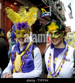 LSU Ventilatoren gehen Sie die Bourbon Street, wie Sie vor Beginn der NCAA BCS National Championship football Spiel in New Orleans am 7. Januar 2008 feiern. Nr. 1 Ohio State Gesichter Nr. 2 LSU im Titel Spiel. (UPI Foto/Pat Benic) Stockfoto