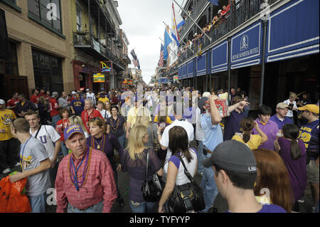 LSU und Ohio State Football fans Menge Bourbon Street, wie Sie vor Beginn der NCAA BCS National Championship football Spiel in New Orleans am 7. Januar 2008 feiern. Nr. 1 Ohio State Gesichter Nr. 2 LSU im Titel Spiel. (UPI Foto/Pat Benic) Stockfoto