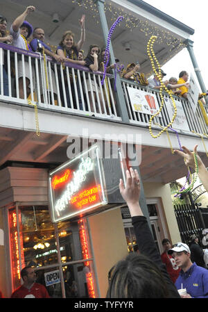 Schmuckstücke sind von den Balkonen zu LSU und Ohio State Football fans auf der Bourbon Street geworfen, wie Sie vor Beginn der NCAA BCS National Championship football Spiel in New Orleans am 7. Januar 2008 feiern. Nr. 1 Ohio State Gesichter Nr. 2 LSU im Titel Spiel. (UPI Foto/Pat Benic) Stockfoto