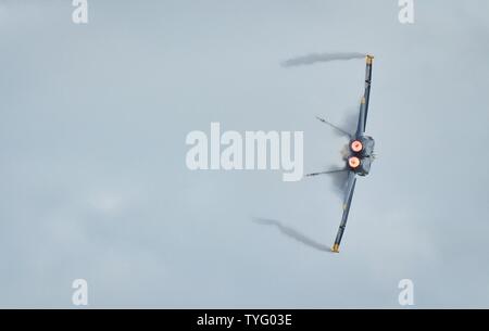 Fla (Nov. 6, 2016) U.S. Navy Flight Demonstration Squadron, die Blue Angels, Lead Solo #5 Lt Ryan Chamberlain vervollständigt den minimalen Radius biegen Sie am Meer und Himmel Spektakuläre 2016 in Jacksonville, Florida. Der Blaue Engel sind geplant mehr als 50 Demonstrationen in den USA im Jahr 2016 durchzuführen, das 70. Jubiläum des Teams. Stockfoto