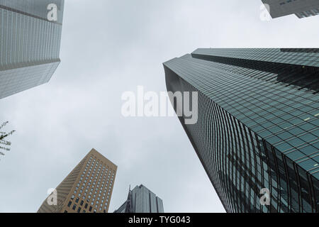Toyo, Japen - April, 25, 2019: Sky High-rise Fassade Ansicht von unten. Panoramablick Weitwinkelansicht Hochhaus Gebäude in Shimbashi. Stockfoto