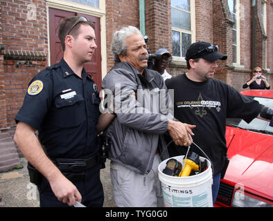 New Orleans Polizisten entfernen Pfarrkind Harold Baquet von Unserer Lieben Frau vom Guten Rat Kirche in Uptown New Orleans vom 6. Januar 2009. Baquet und mehrere andere Gemeindemitglieder wurden aus der Kirche entfernt mit mindestens drei verhaftet wurde. Die Erzdiözese will eine Reihe von Kirchen in New Orleans zu schließen, einen Verlust in der Bevölkerung seit dem Hurrikan Katrina zu zitieren. (UPI Foto/A.J. Sisco) Stockfoto