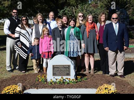 Familienangehörige von William J. Franssen, Sr. versammeln sich um sein Denkmal nach einer enthüllungsfeier am Joint Base Langley-Eustis, Va., Nov. 8, 2016. Während seiner 40-jährigen Dienstzeit zu Moral-, Wohlfahrts- und Erholungsprogramme, Franssen zusammengearbeitet, um die Lebensqualität für die US-Soldaten und ihre Familien zu verbessern. Stockfoto